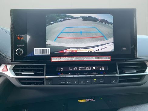 Used 2025 Toyota Sienna XLE Woodland Edition image 20