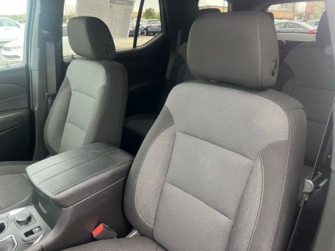 Used 2023 Chevrolet Traverse LT image 12
