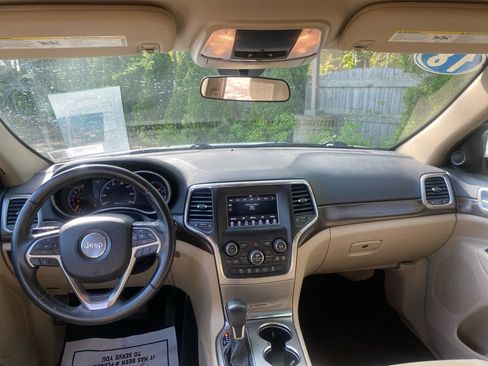 Used 2018 Jeep Grand Cherokee Laredo AWD/4WD image 16