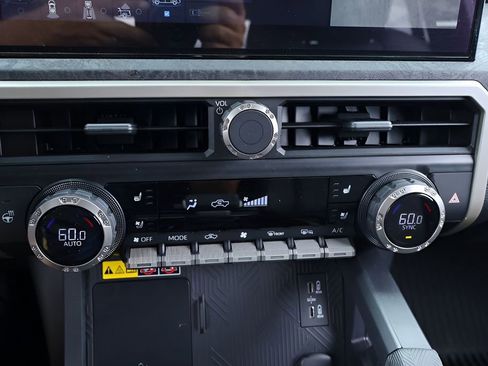 Certified 2025 Toyota Tacoma Limited AWD/4WD image 29