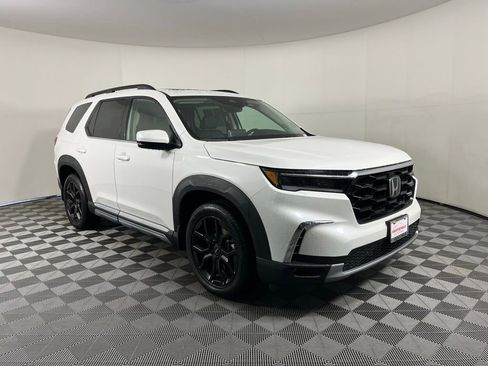 Certified 2025 Honda Pilot Touring image 6