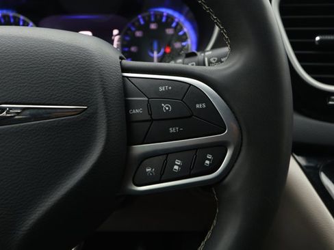 Used 2023 Chrysler Pacifica Touring-L image 14