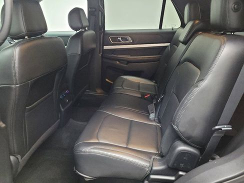 Used 2017 Ford Explorer XLT w/ Equipment Group 202A AWD/4WD image 18