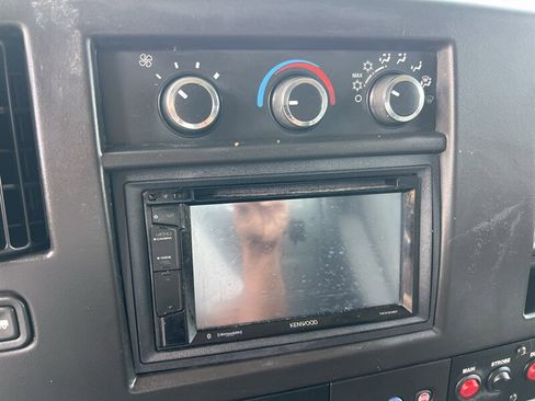 Used 2014 Chevrolet Express 2500 image 22