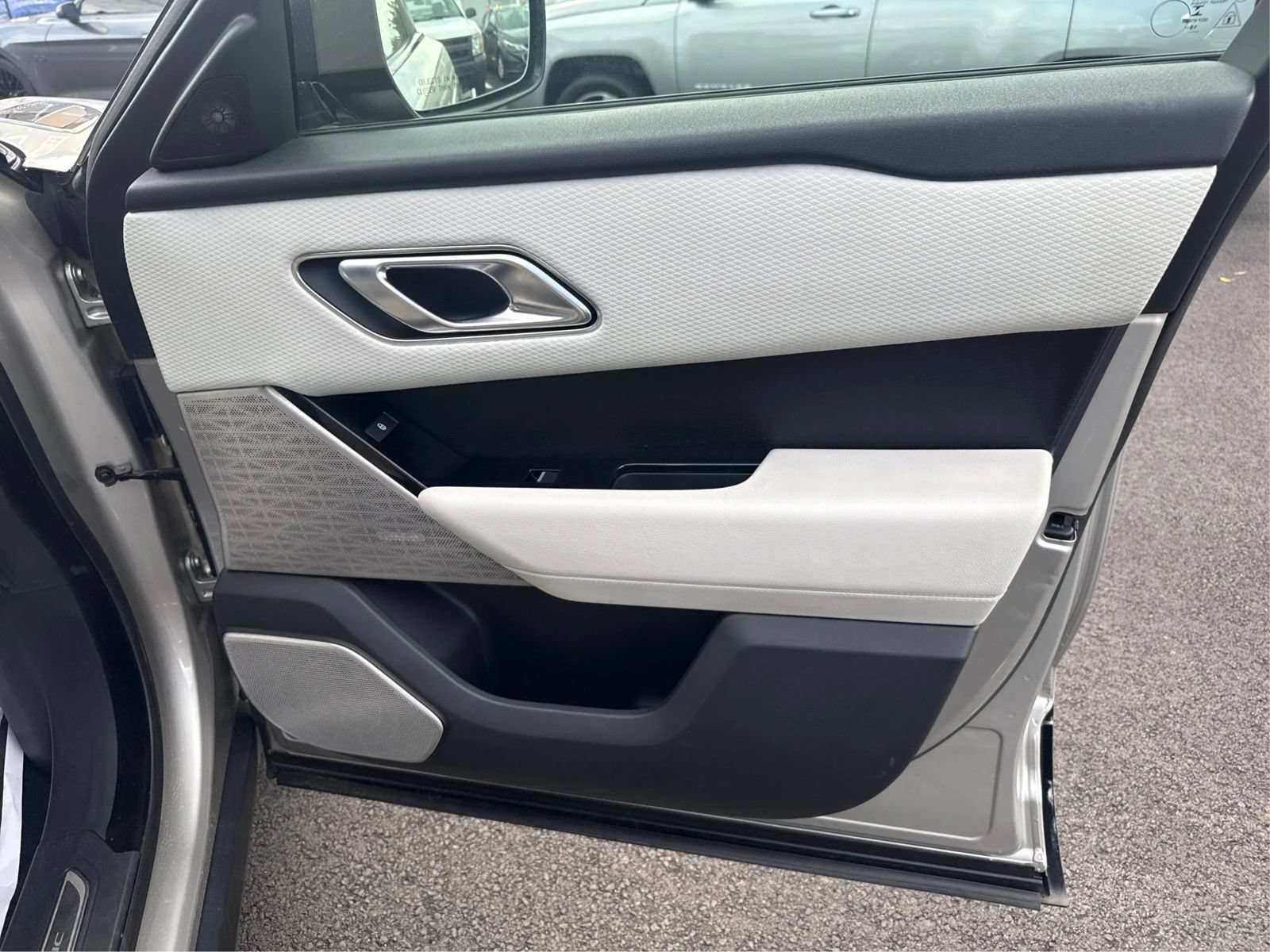 Used 2019 Land Rover Range Rover Velar R-Dynamic SE AWD/4WD image 19