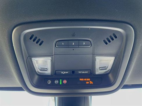 Used 2023 Chevrolet Traverse LT FWD image 21