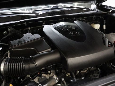 Used 2022 Toyota Tacoma Limited image 24