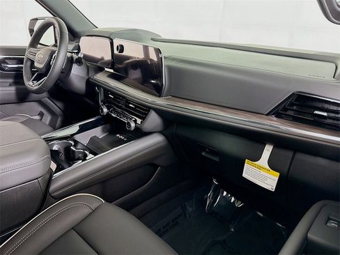 New 2025 Chevrolet Suburban Premier image 26