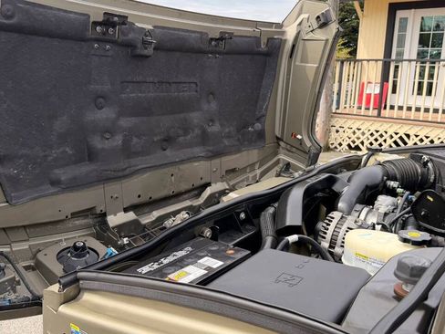 Used 2005 HUMMER H2 SUT w/ Preferred Equipment Group AWD/4WD image 35