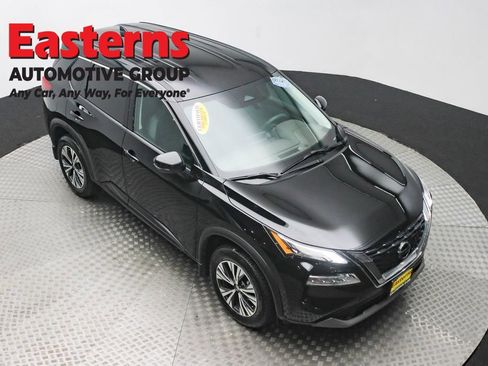 Used 2021 Nissan Rogue SV image 3
