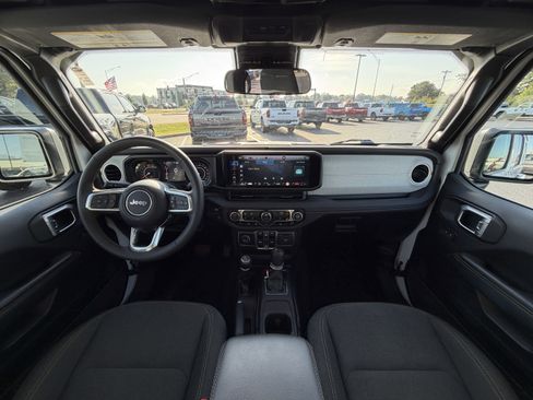 Used 2025 Jeep Wrangler Unlimited Sahara AWD/4WD image 11
