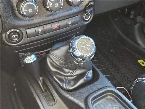 Used 2012 Jeep Wrangler Rubicon image 12