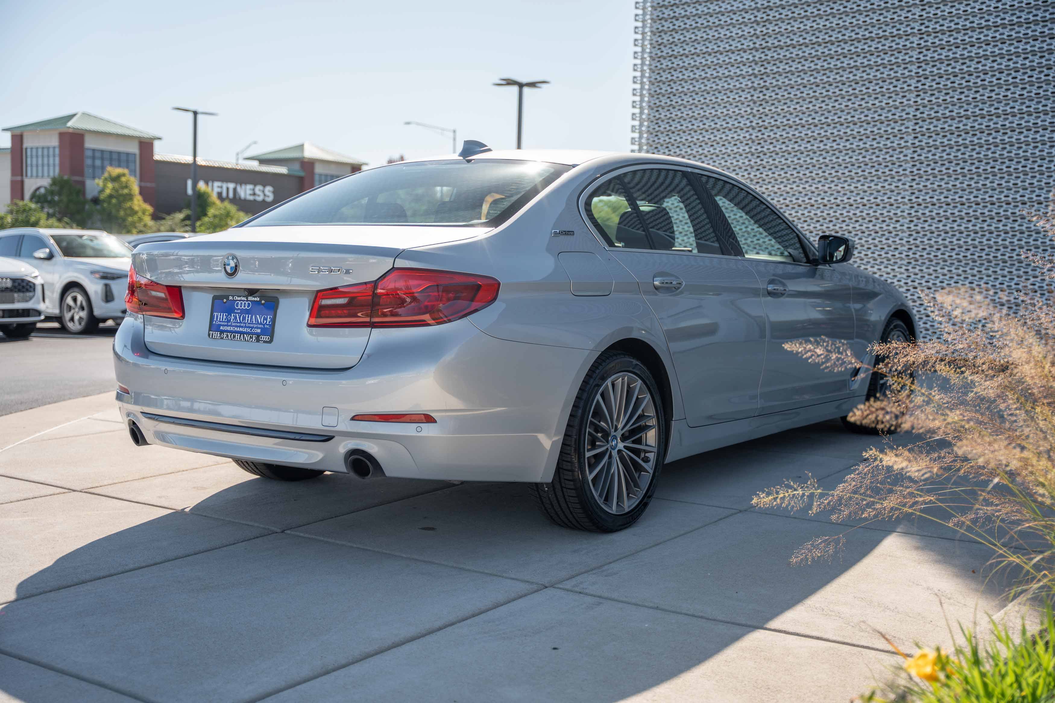 Used 2018 BMW 530e xDrive w/ Premium Package 2 AWD/4WD image 2