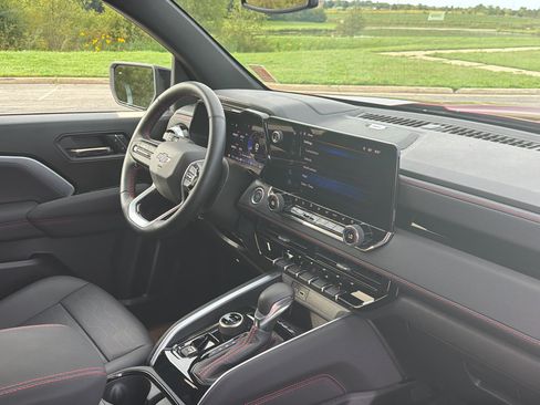 Used 2025 Chevrolet Colorado Z71 w/ Midnight Edition AWD/4WD image 26