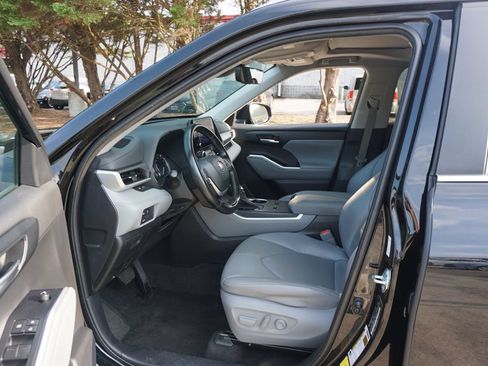 Used 2023 Toyota Highlander XLE FWD image 2