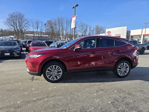 Certified 2023 Toyota Venza XLE image 3