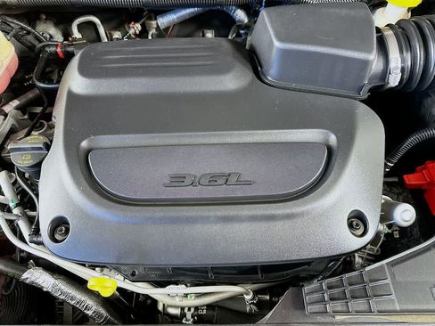 Used 2023 Chrysler Pacifica Touring-L FWD image 9