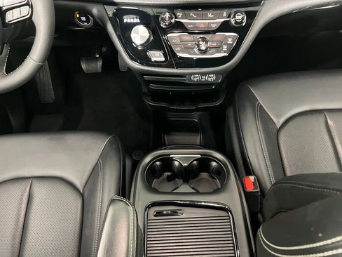 Certified 2024 Chrysler Pacifica Limited image 16
