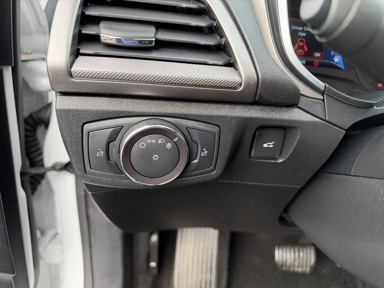 Used 2019 Ford Fusion SE FWD image 12