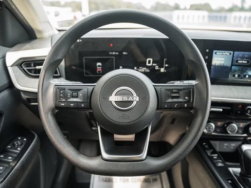 Used 2025 Nissan Kicks SV AWD/4WD image 34