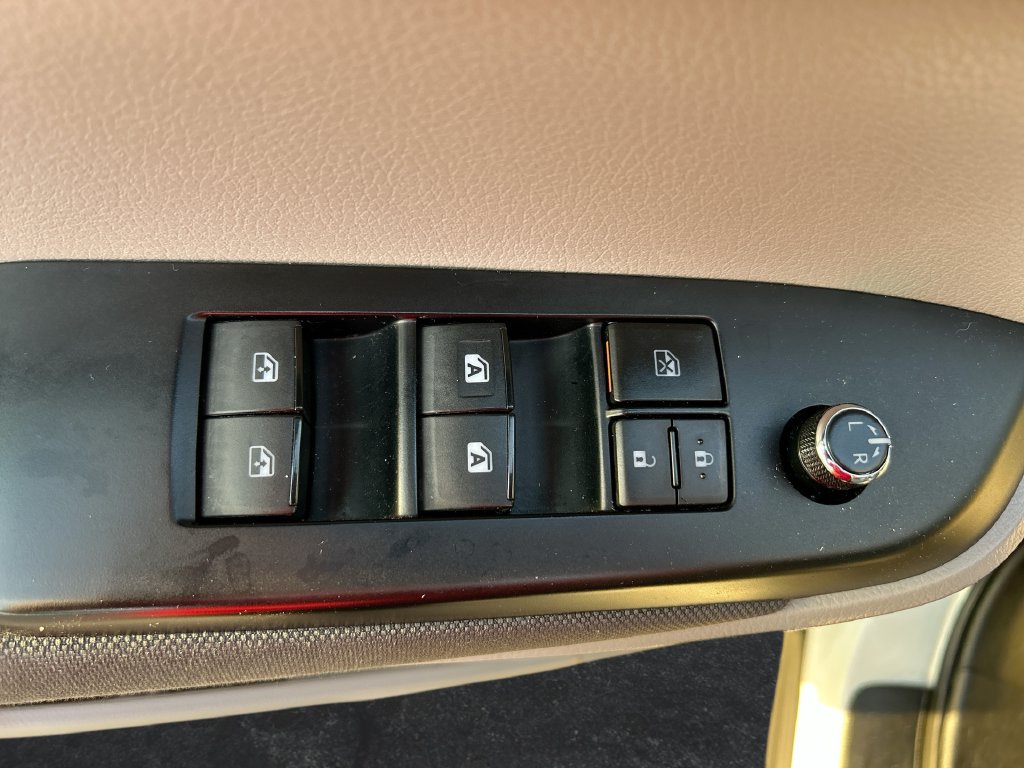 Used 2019 Toyota Highlander LE FWD image 12
