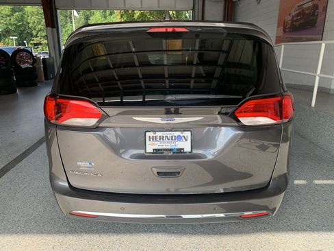 Used 2019 Chrysler Pacifica Touring Plus w/ Tire & Wheel Group FWD image 7