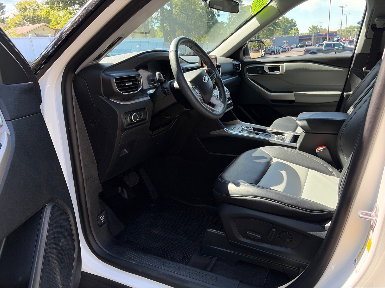 Used 2023 Ford Explorer XLT w/ Equipment Group 202A AWD/4WD image 9