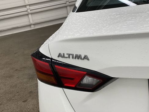 Used 2025 Nissan Altima 2.5 SV FWD image 10