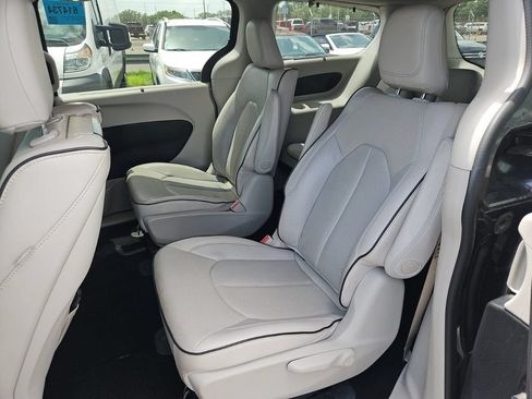Used 2018 Chrysler Pacifica Limited w/ Advanced Safetytec Group FWD image 10