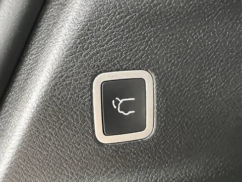 Used 2023 Chrysler Pacifica Touring-L w/ Uconnect Theater Family Group image 39