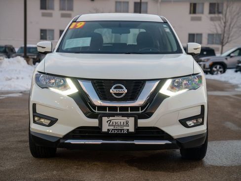 Used 2019 Nissan Rogue SV image 2