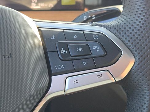 Used 2025 Volkswagen Tiguan SEL R-Line image 34