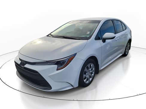 Certified 2025 Toyota Corolla LE FWD image 3