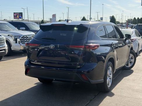 Used 2025 Toyota Highlander LE FWD image 5