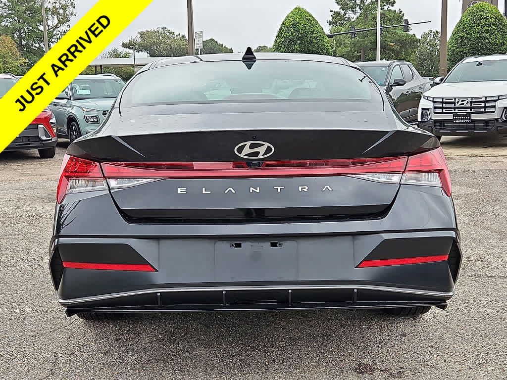 Used 2025 Hyundai Elantra SEL FWD image 5