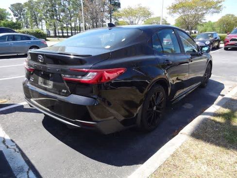 Used 2025 Toyota Camry SE w/ Convenience Package image 6