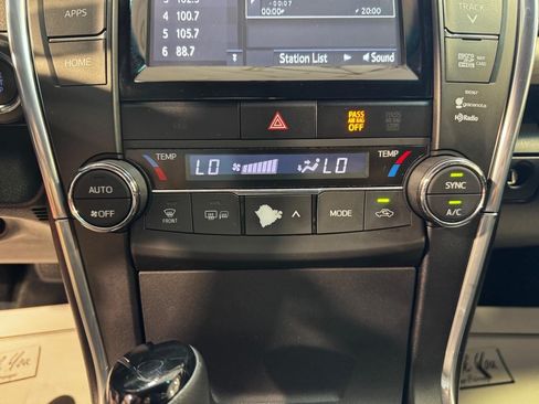 Used 2015 Toyota Camry XLE FWD image 18