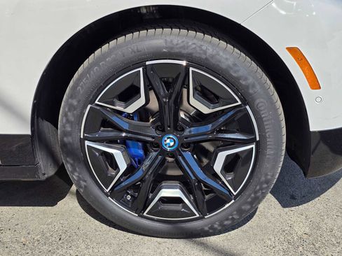 Used 2023 BMW iX xDrive50 w/ Sport Package AWD/4WD image 9