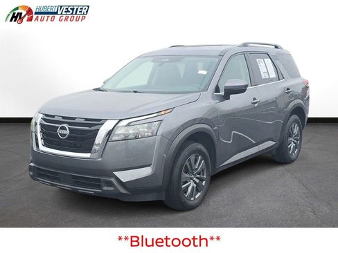 Used 2025 Nissan Pathfinder SV image 2