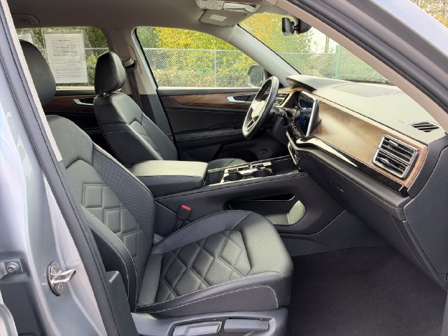 Used 2025 Volkswagen Atlas SE FWD image 9