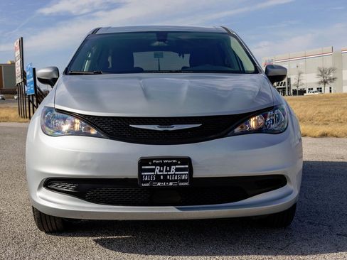 Used 2022 Chrysler Voyager LX image 2