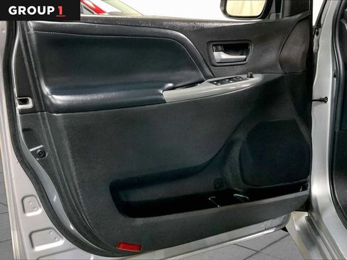 Used 2017 Toyota Sienna SE FWD image 22