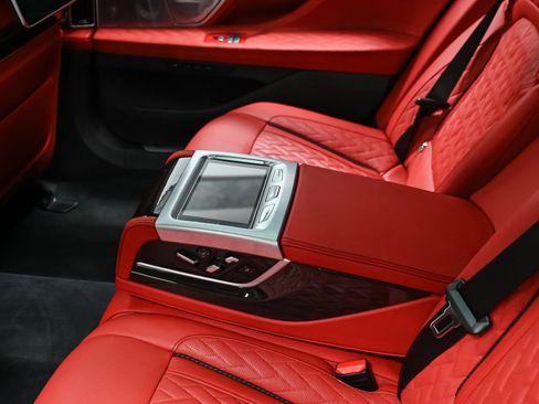 Used 2022 BMW ALPINA B7 xDrive w/ Luxury Rear Seating Package image 37