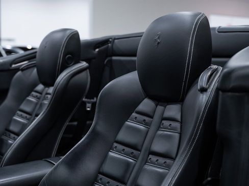 Used 2014 Ferrari California image 24