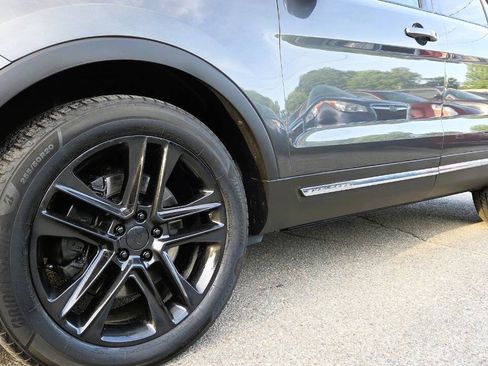 Used 2017 Ford Explorer XLT w/ Equipment Group 202A AWD/4WD image 8