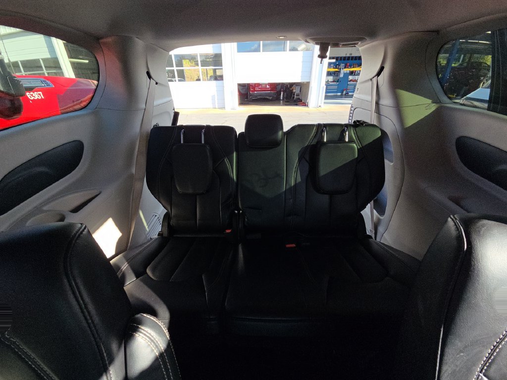Used 2024 Chrysler Pacifica Touring-L FWD image 13