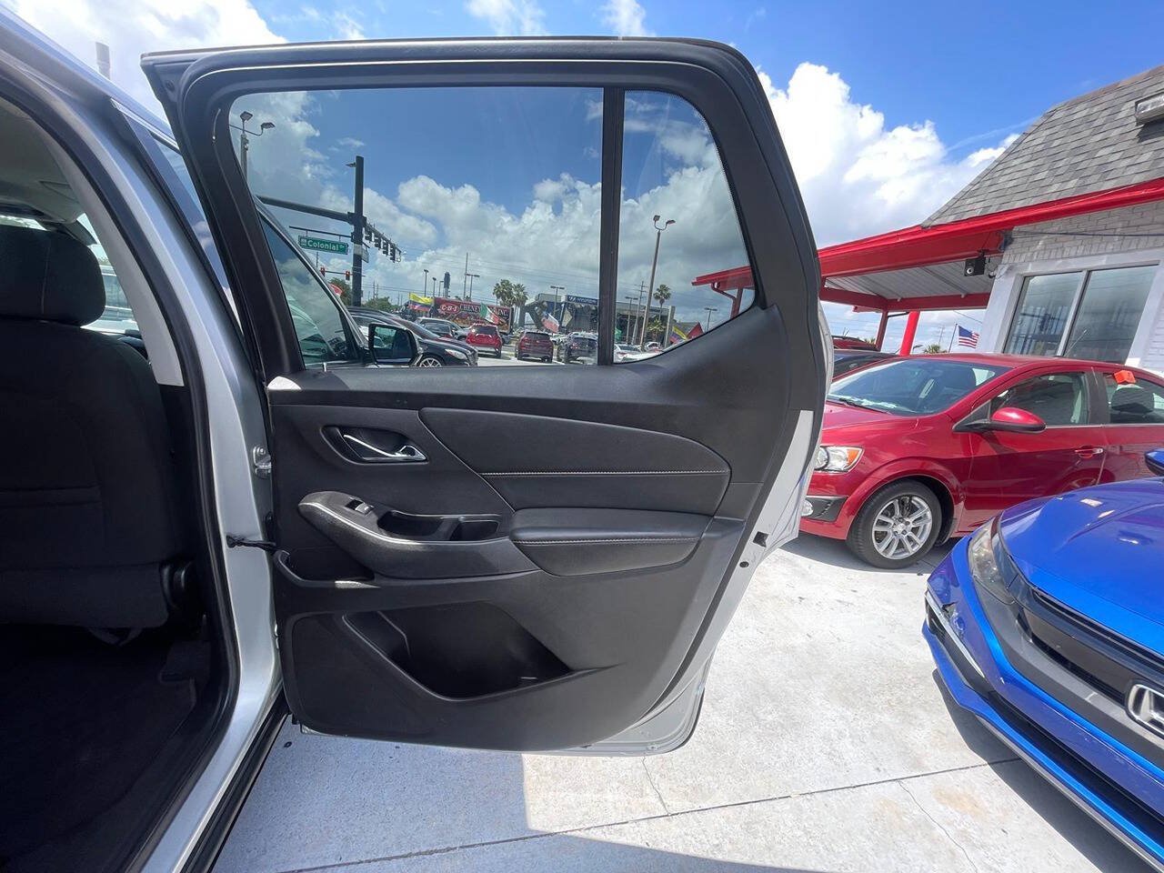Used 2019 Chevrolet Traverse LT FWD image 7