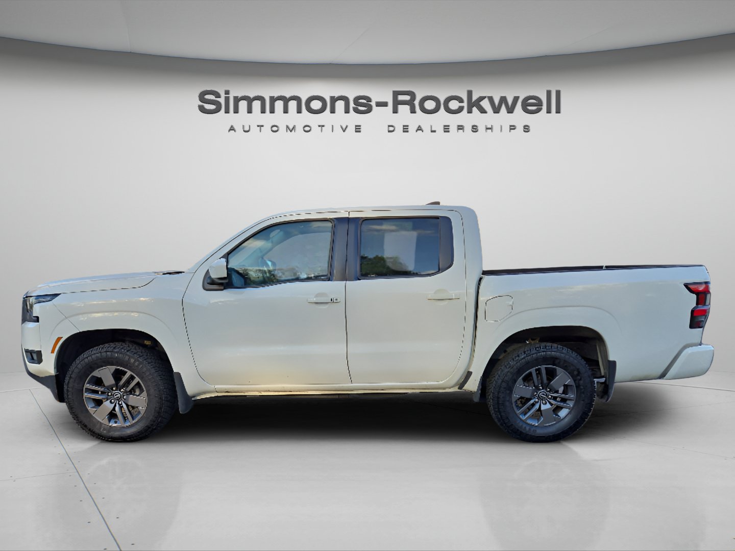 Used 2025 Nissan Frontier SV w/ SV Convenience Package AWD/4WD image 2