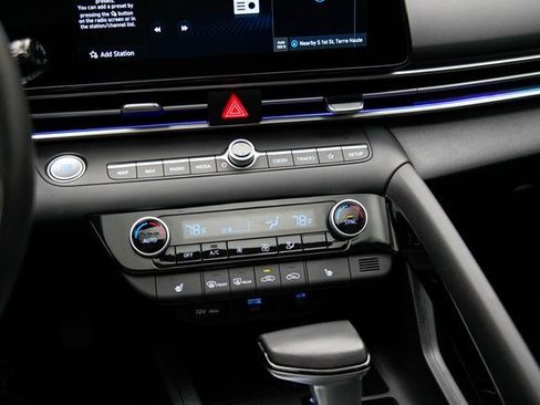 Used 2025 Hyundai Elantra SEL image 30