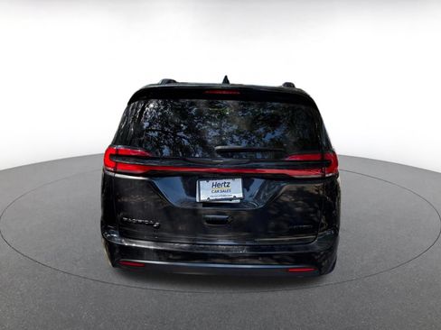 Used 2025 Chrysler Pacifica Limited FWD image 6